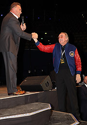 Arnold Schwarzenegger und sein Münchner Trainer und Förderer aus der Anfangszeit in München, Albert Busek (©Foto: Martin Schmitz)